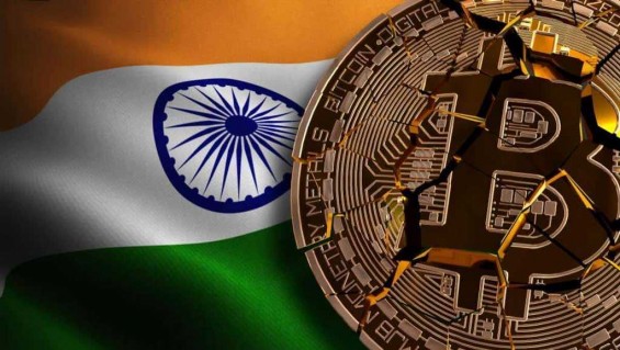 Расколотая монета Bitcoin на флаге Индии