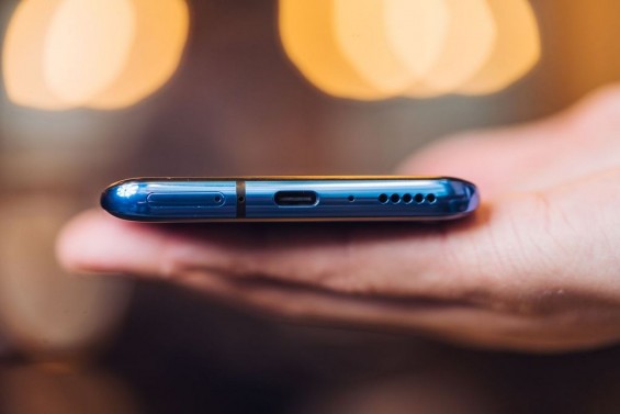 Динамик, разъём USB Type-C и лоток для SIM-карт на нижнем торце OnePlus 7 Pro