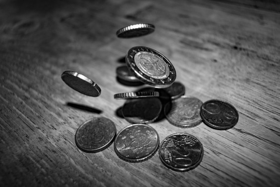 Монеты падают на пол