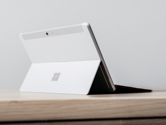 Расположение тыльной камеры на планшете Microsoft Surface Go 2019