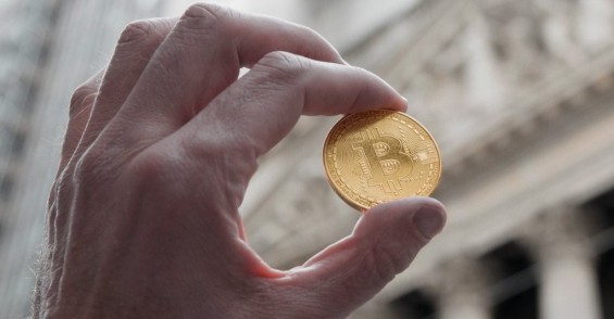 Золотистая монета Bitcoin крупным планом