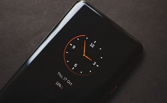 Часы отображаются на дисплее OnePlus 7T Pro