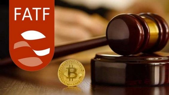 Эмблема FATF, монета BTC и судебный молоток