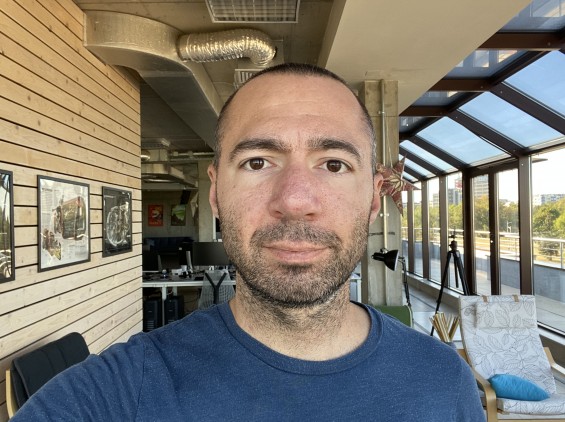 Apple iPhone 11 Pro/Max 7MP selfies - f/2.2, ISO 80, 1/122s