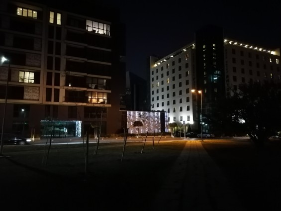 Здания сфотографированы ночью на Honor 9X