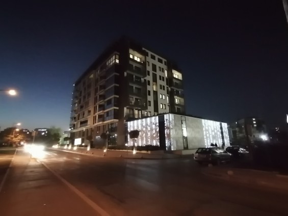 Здание сфотографировано ночью с широким углом