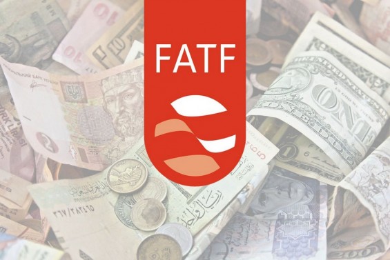 Эмблема организации FATF на фоне валют разных стран