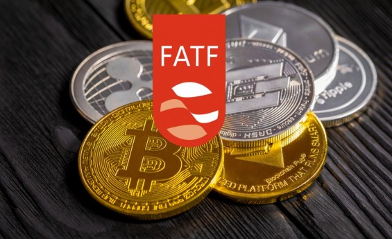 Значок организации FATF на фоне различных криптовалют