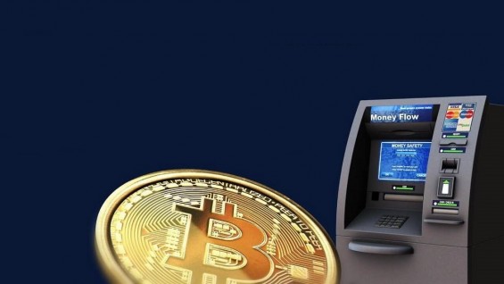 Монета Биткоина и специальный банкомат для покупки криптовалюты