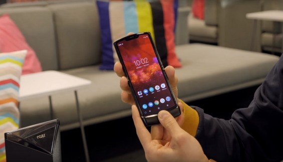 Смартфон Motorola RAZR 2019 в рабочем состоянии