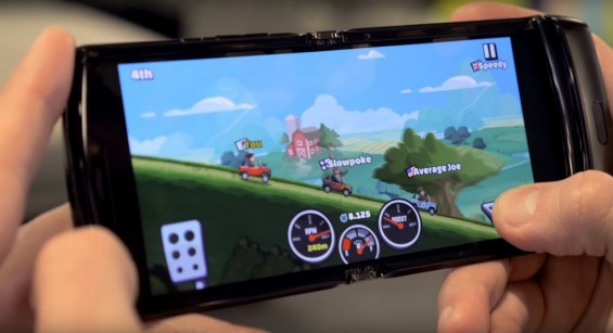 Игра запущена на смартфоне Motorola RAZR 2019