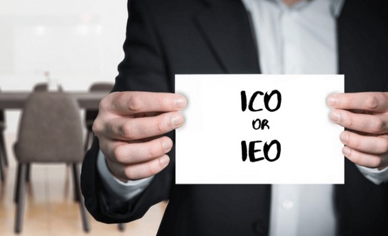 Аббревиатуры ICO и IEO написаны на карточке