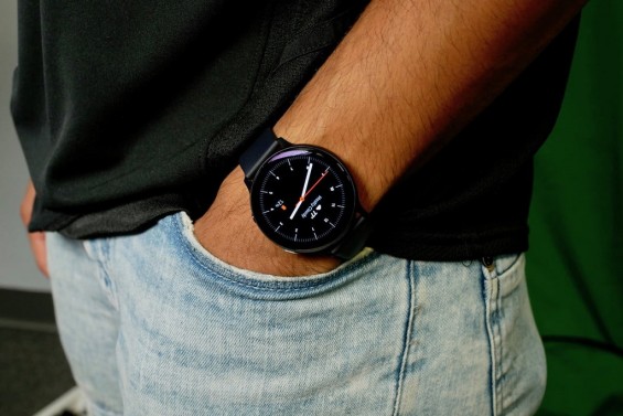 Samsung Galaxy Watch Active 2 на руке
