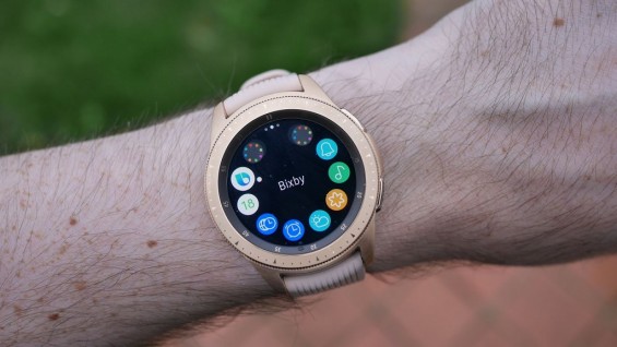 Samsung Galaxy Watch на руке
