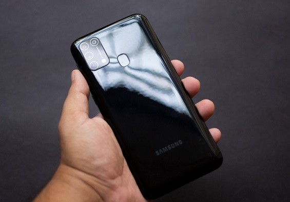 Samsung Galaxy M31 в руке