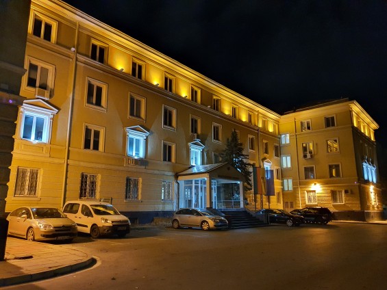 Пример фото с основной камеры Note 10+ при ночном освещении — f/1.5, ISO 640, 1/33s