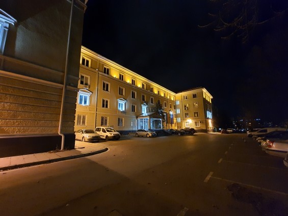 Пример фото с ультраширокой камеры Note 10 Lite при ночном освещении в Фото режиме — f/2.2, ISO 640, 1/10s
