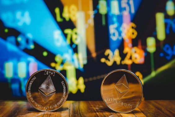 Две монеты Ethereum на фоне показателей биржи