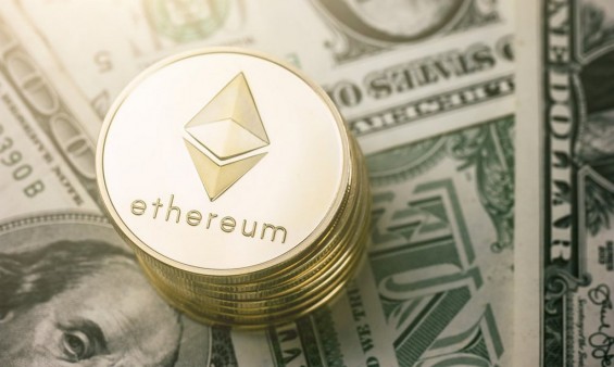 Стопка монет Ethereum на долларах