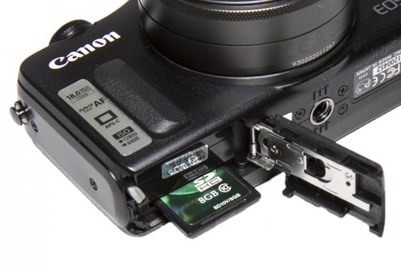 Canon EOS M снизу, аккумулятор, карта памяти