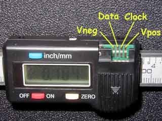 в цифровом штангенциркуле есть специальный разъём