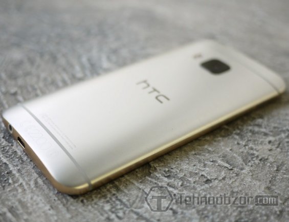 Изогнутая поверхность задней панели HTC One М9