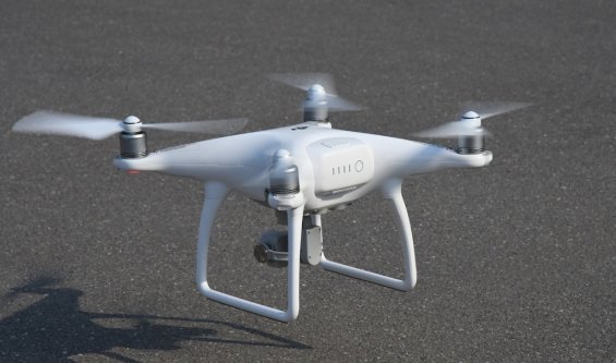 DJI Phantom 4 взлетает