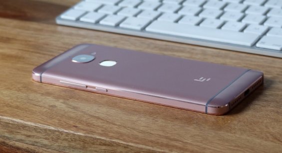 LeEco Le 2 на столе