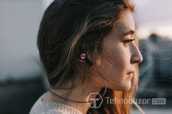 Девушка в наушниках Beoplay H5