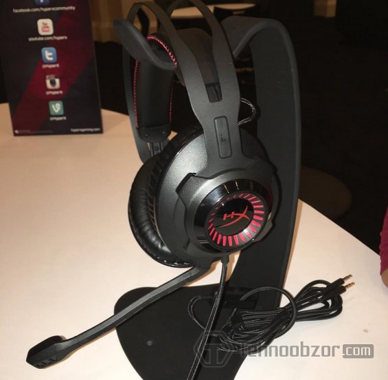 HyperX Cloud Revolver на подставке