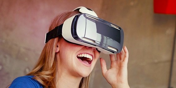 Девушка в Samsung Gear VR