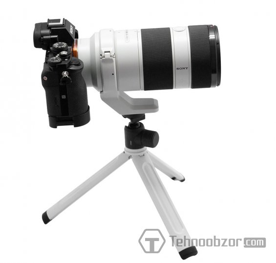 Объектив Sony FE 70–200mm F4 G OSS на штативе