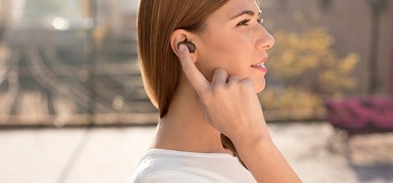 Девушка с Xperia Ear в ухе