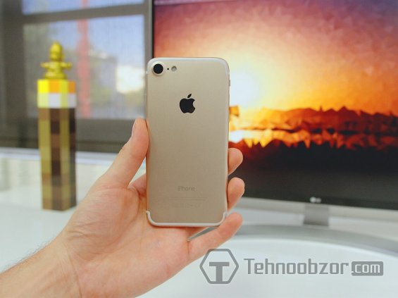 Реплика iPhone 7 в руке