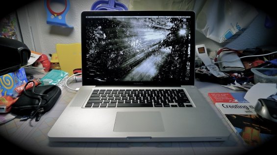 MacBook на рабочем столе