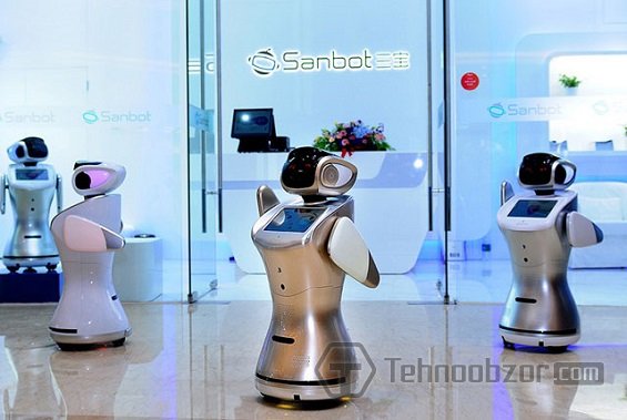 Роботы Sanbot на витрине