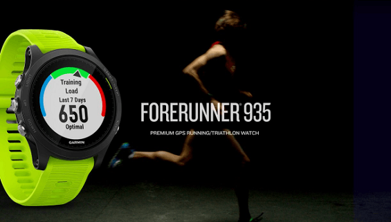 Garmin Forerunner 935 на фоне бегуна