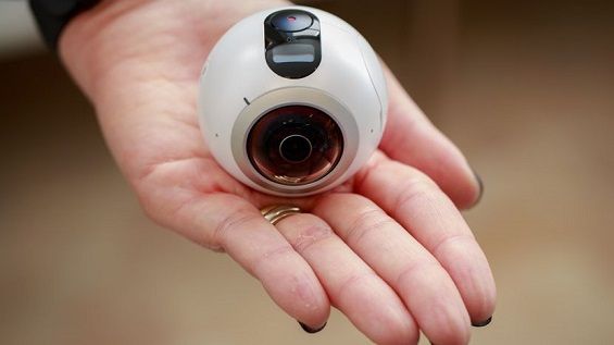 Samsung Gear 360 VR в руке пользователя