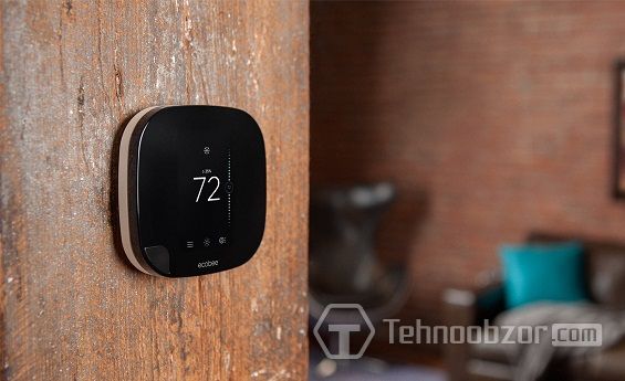 Смарт-термостат Ecobee3 на стене в комнате