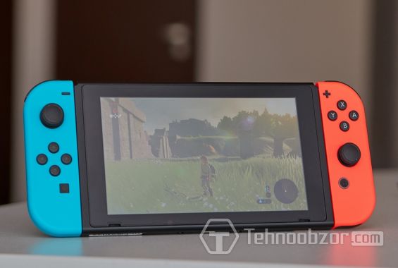 Nintendo Switch на столе