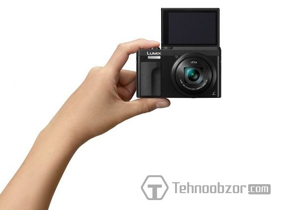 Panasonic Lumix DC-TZ90 в руке