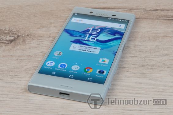 Sony Xperia X Compact на столе