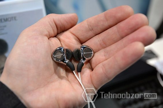 Xelento от Beyerdynamic в руке