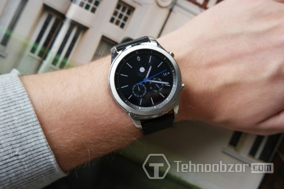 Samsung Gear S3 classic на руке