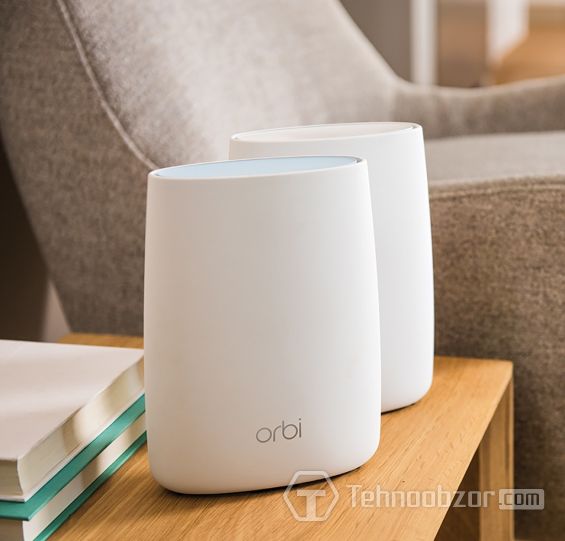 Netgear Orbi RBK50 WiFi System на столе