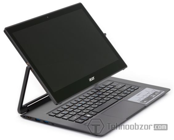 Acer Aspire R7 на белом фоне