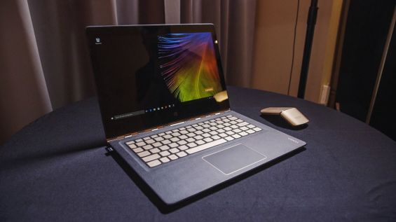 Lenovo Yoga 900S на столе