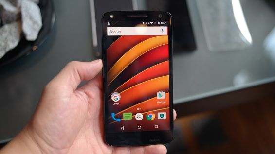 Motorola Moto X Force в руке