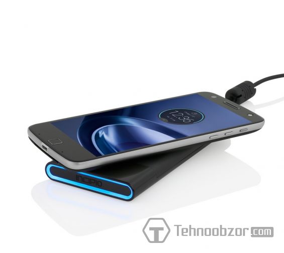 Moto Z Play на зарядке