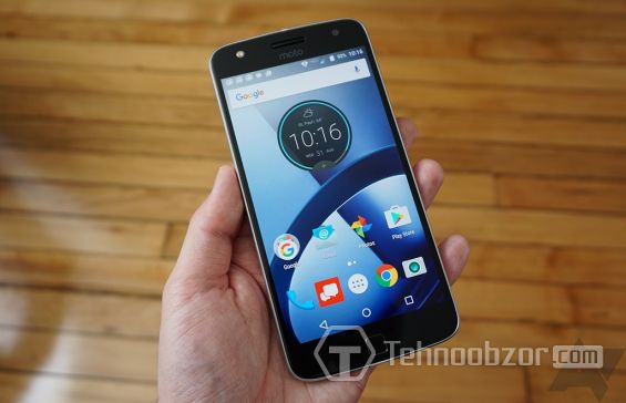 Moto Z Play в руке